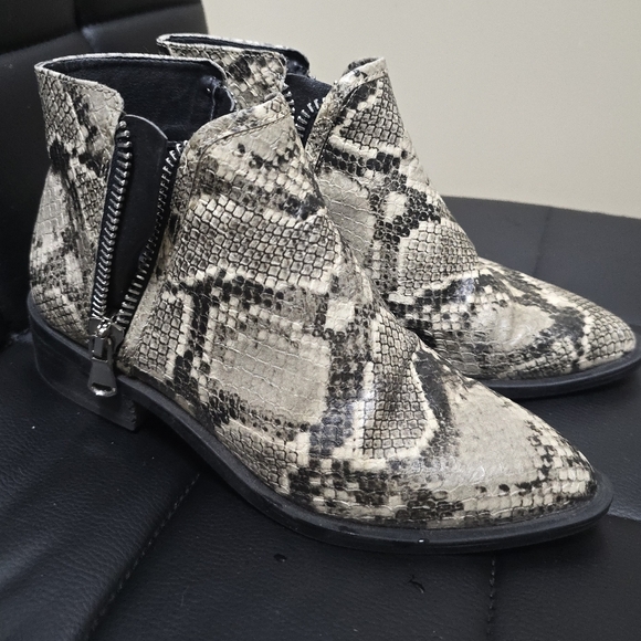 Steve Madden animal-print boots, size 6. - Picture 1 of 6